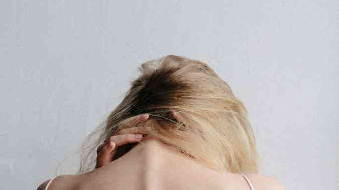 Femme a des douleurs Fibromyalgie