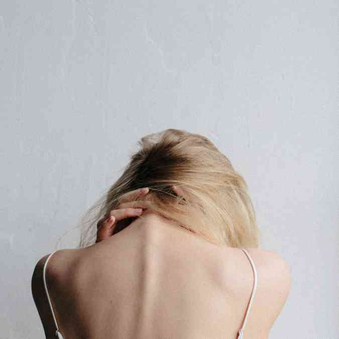 Femme a des douleurs Fibromyalgie