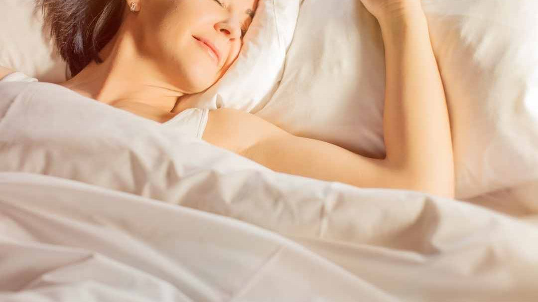 femme qui dort avec l'huile Cbd sommeil